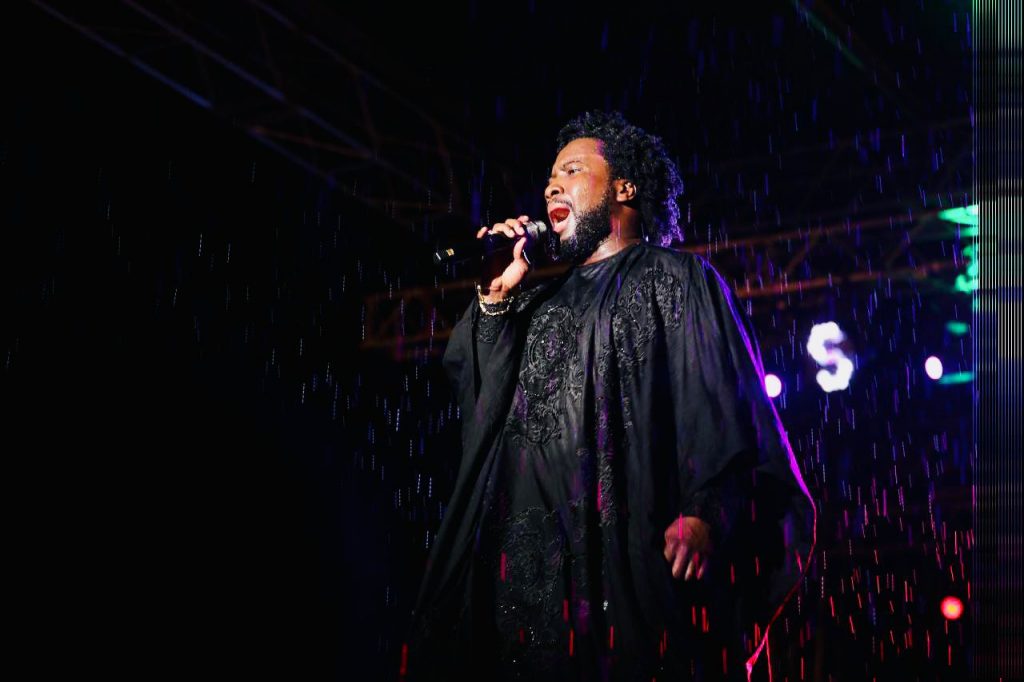 Sonnie Badu stirs up thousands of worshippers at Ivory Coast amidst heavy rains